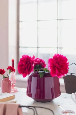 Vase En Metal En Coloris Rose Fonce 23 Cm
