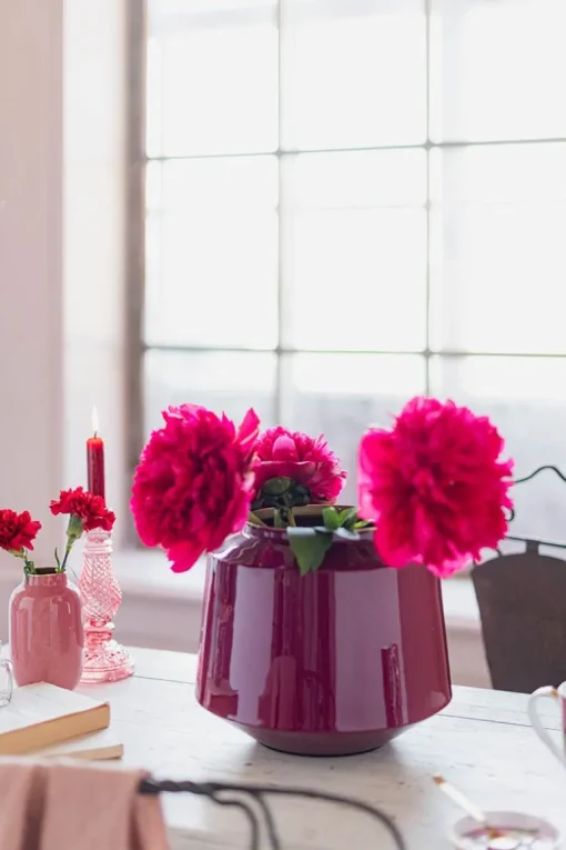 Vase En Metal En Coloris Rose Fonce 23 Cm