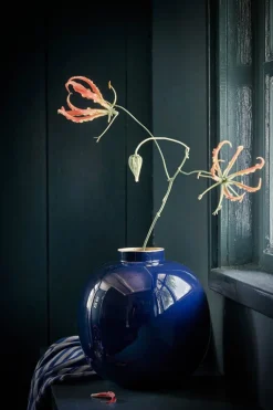 Vase En Metal En Coloris Fonce 23 Cm