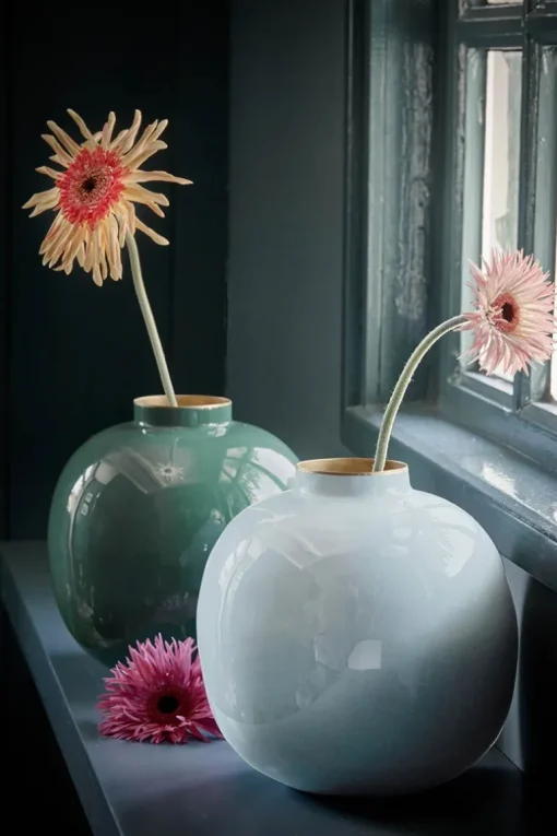 Vase En Metal En Coloris Fonce 23 Cm