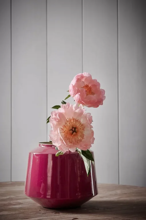 Vase En Metal En Coloris Rose Fonce 23 Cm